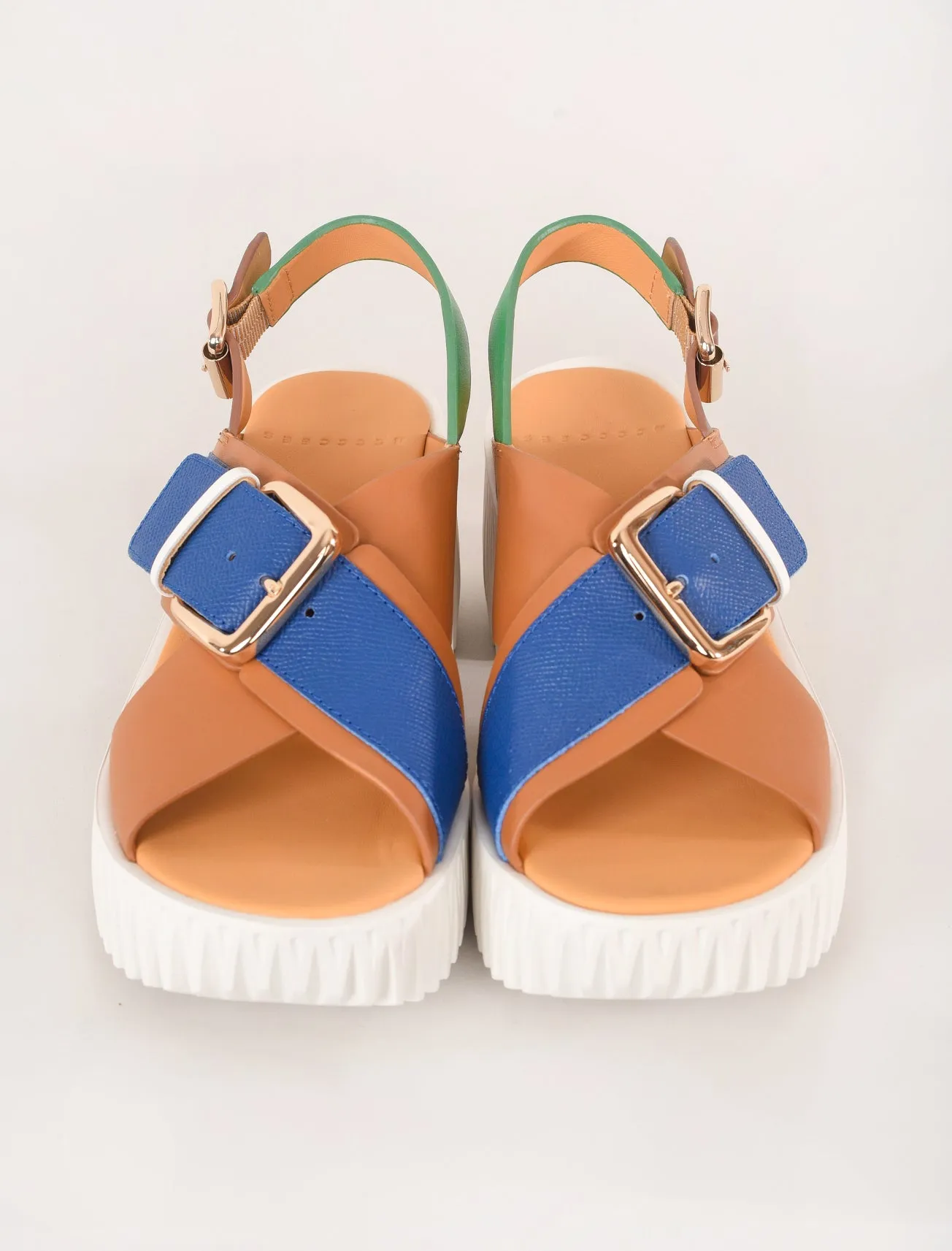 Plia Juno, Tan