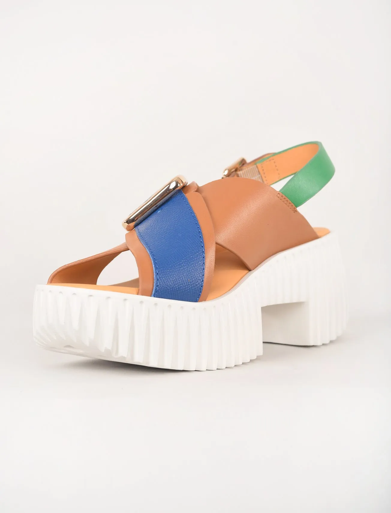 Plia Juno, Tan